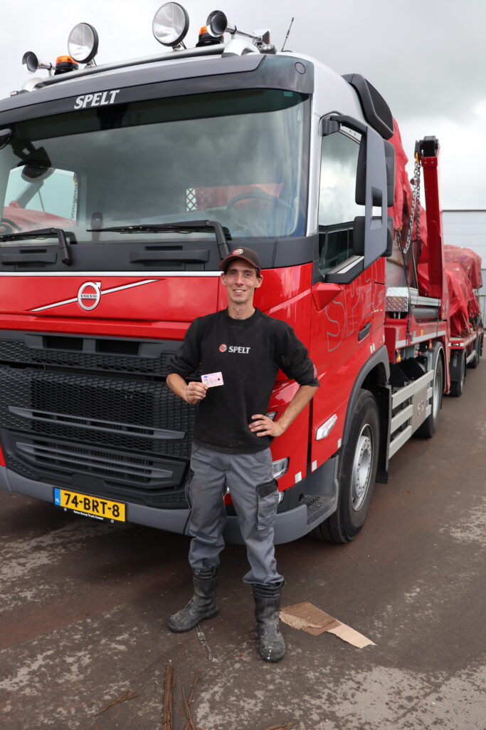 Martijn de Rijk Spelt chauffeur geslaagd CE-rijbewijs