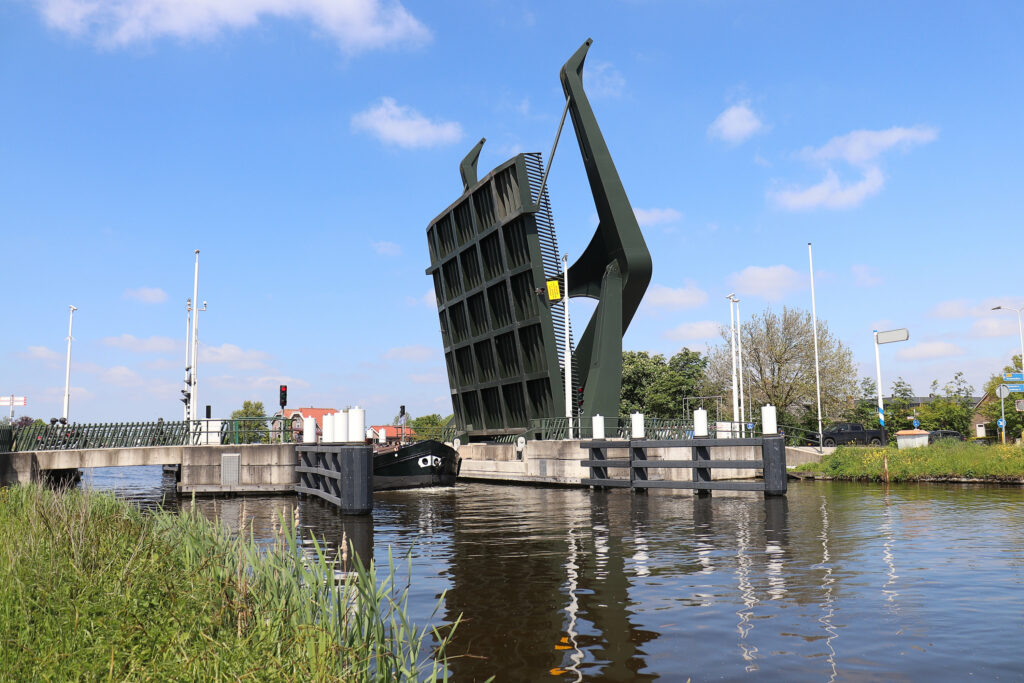 Bij-brug-vrouwenakker-een-container-huren